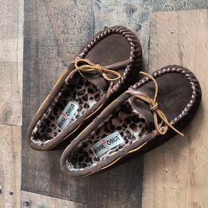 Minnetonka Dark Brown Leather Slippers Sz 6 Women